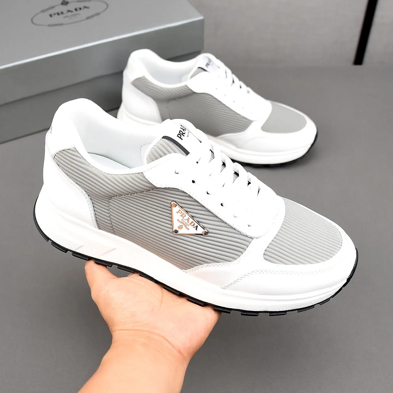 PP460👟👟👟Prada/Prada Prax men's series casual sports shoes Prax sports shoes combine style and comfort, with a unique sports design defined by exquisite materials and details. Fashionable, casual and versatile, it is decorated with an enameled triangle logo on the outside, a Prada Milano printed logo on the tongue, and a 2.5cm lightweight two-tone rubber sole for a comfortable wearing experience! Size: 38-39-40-41-42-43-44 standard leather shoe size
